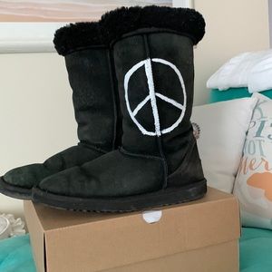 🖤☮️ Black UGG Boots ☮️🖤 Hand Painted by Me 🖤☮️ size 8 🖤☮️